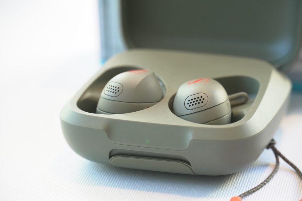 Sennheiser Momentum Sport im Koffer untergebracht
