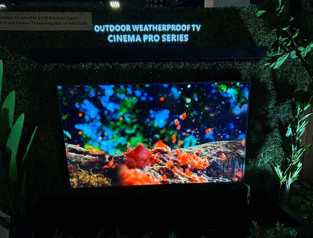 Das Bild zeigt Sylxovs neuen Outdoor-Fernseher in einer dunklen Umgebung, um seine Helligkeit zu demonstrieren