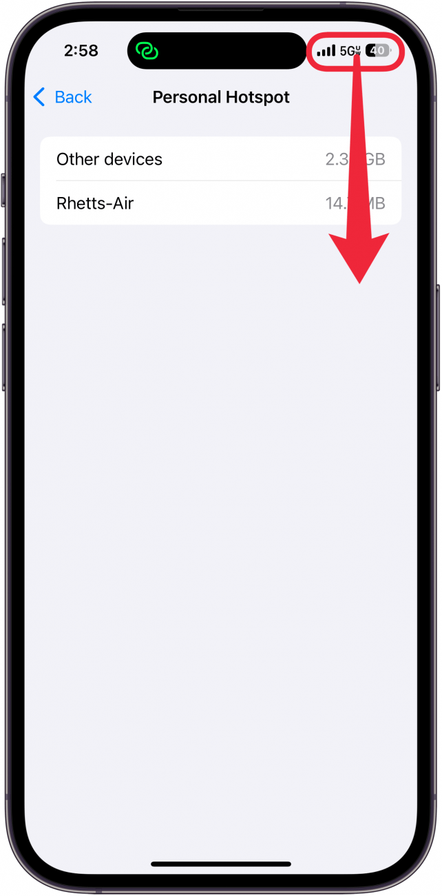 Bildschirm zur Nutzung der Mobilfunkdaten des persönlichen Hotspots des iPhone mit einer Liste der Geräte, die mit dem Hotspot verbunden sind, mit einem roten Pfeil, der von der oberen rechten Ecke nach unten zeigt und anzeigt, dass Sie nach unten wischen und das Kontrollzentrum öffnen müssen