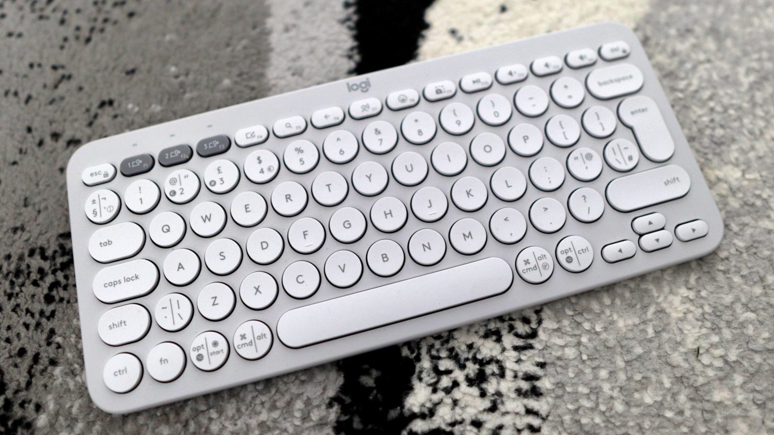 Die superschlanke Bluetooth Tastatur von Logitech hat jetzt einen entsprechenden winzigen