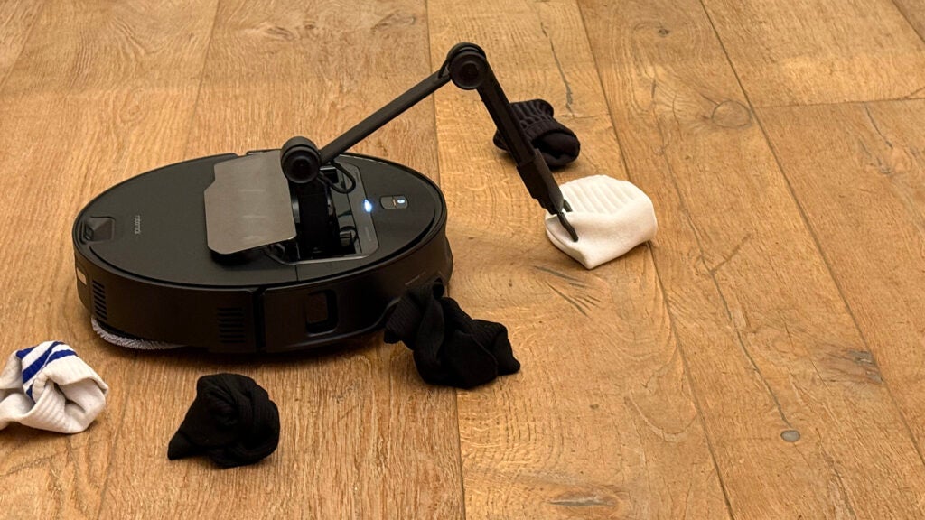 Roborock Saros Z70 hebt eine Socke auf