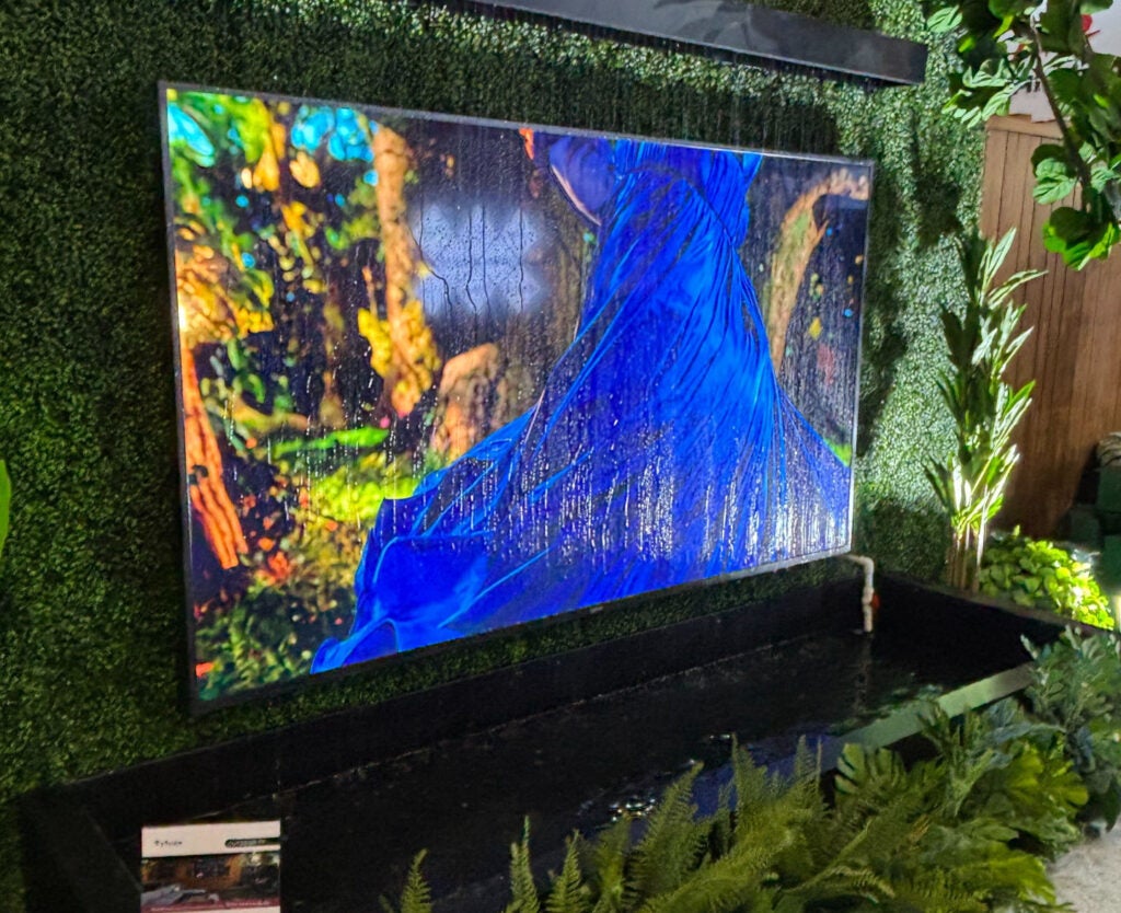 Bild zeigt den neuen Outdoor-Fernseher von Sylvox bei nassen Bedingungen