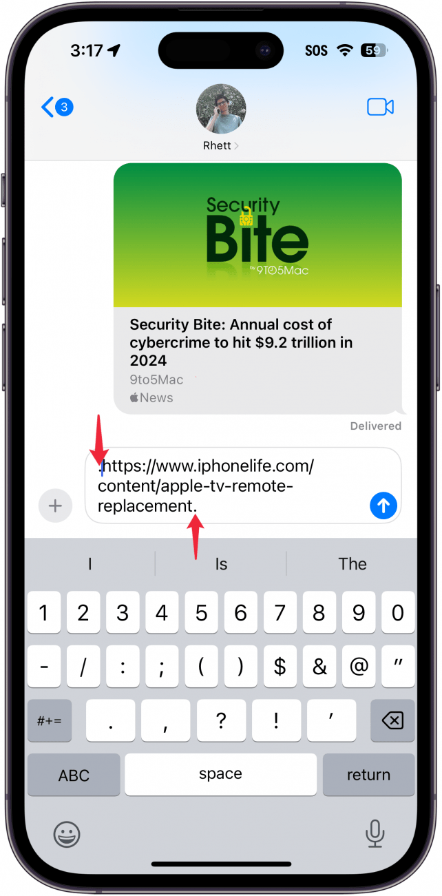 iPhone -Nachrichten -App -Konversation mit einer in das Texteintragsfeld eingefügten URL, wobei die roten Pfeile auf Perioden zu Beginn und am Ende der URL zeigen, was den Benutzer angibt der URL