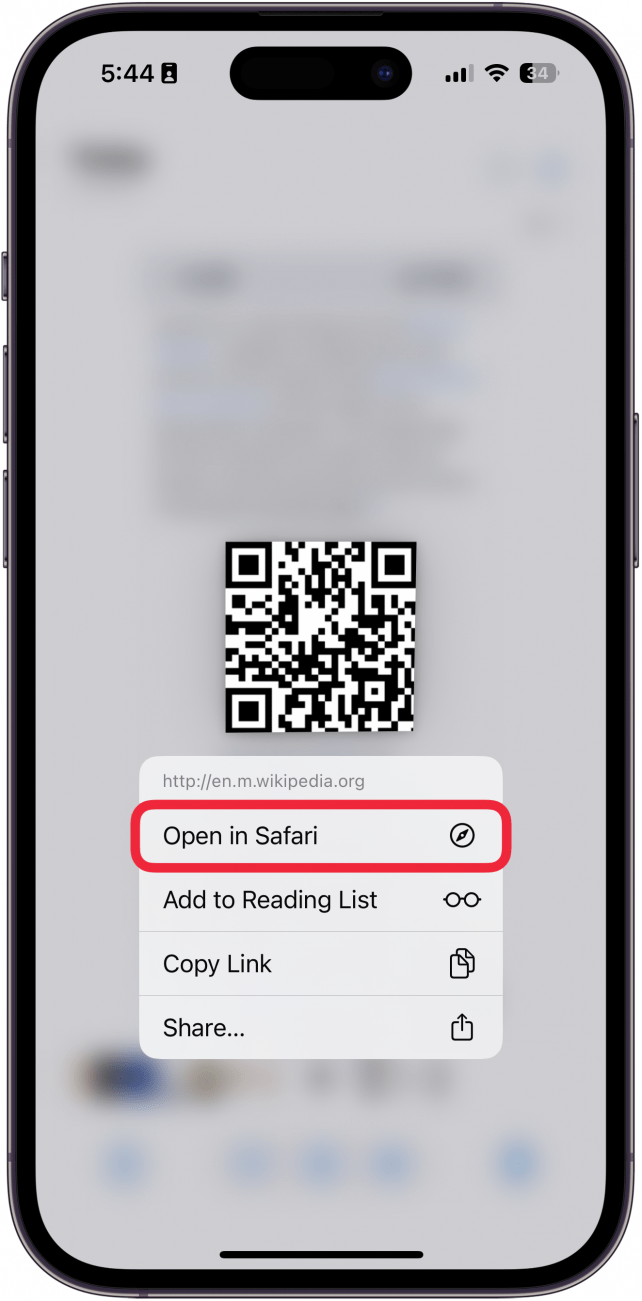 iPhone Photos App anzeigt einen Screenshot eines QR -Codes, in dem ein Kontextmenü nach dem Tippen auf den Code mit einem roten Box in Safari geöffnet ist