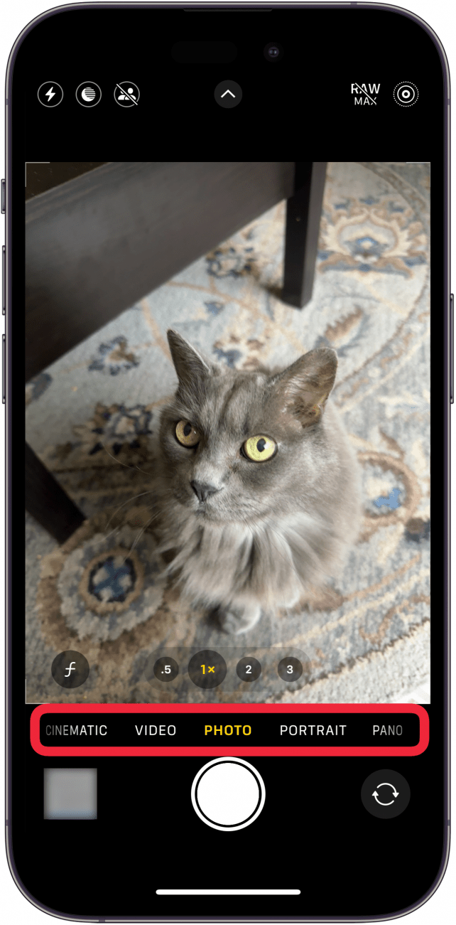 iPhone -Kamera -App mit einem roten Box um die Optionen der Kameramodus, wodurch der Benutzer den richtigen Kameramodus auswählt
