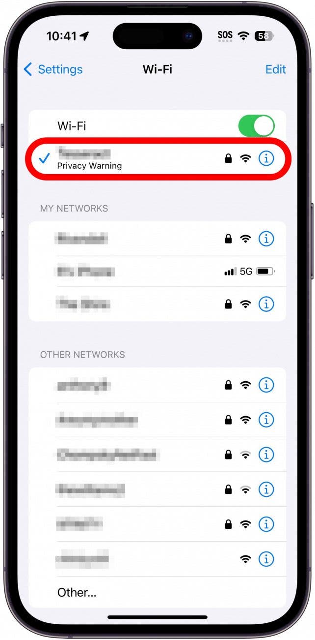 iPhone Wi-Fi-Einstellungen mit rotem Netzwerk umkreist. Es gibt Text unter dem vernetzten Netzwerk mit der Aufschrift "Datenschutzwarnung".