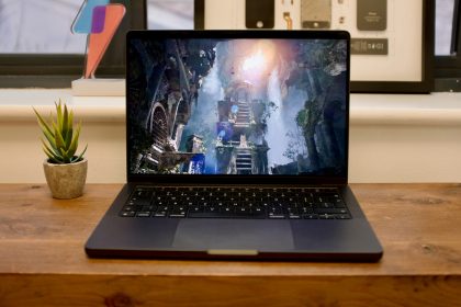 Das Warten auf ein MacBook Pro OLED koennte endlich naechstes