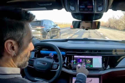 Jeep Fahrer koennen mit dem autonomen STLA