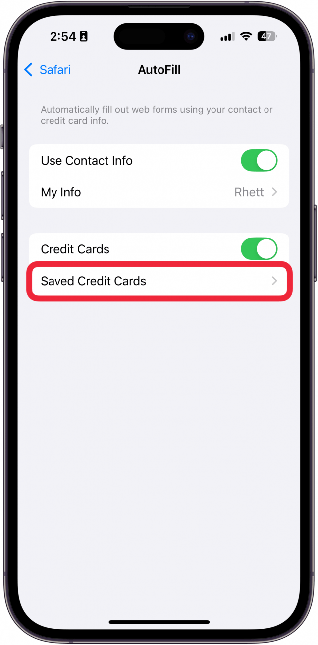 iPhone Autofill -Einstellungen mit einem roten Box um gespeicherte Kreditkarten