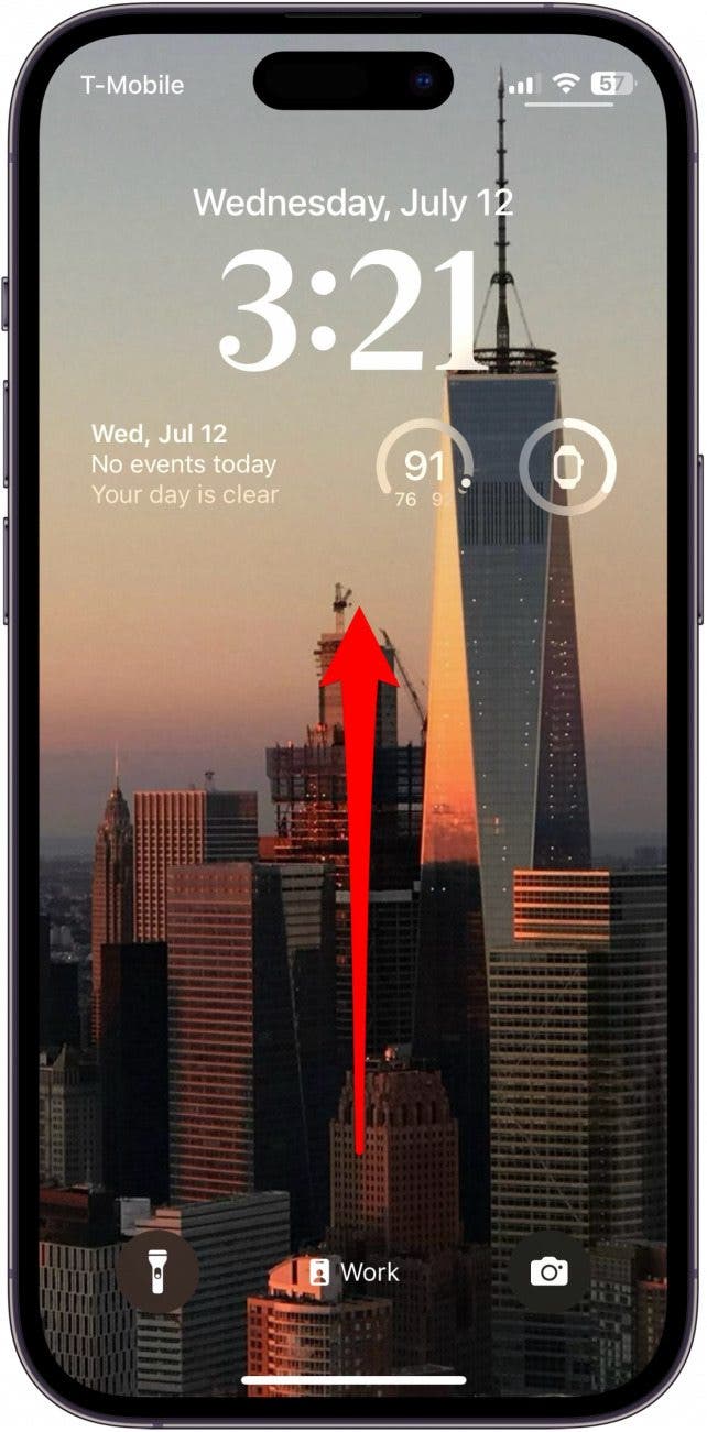 iPhone -Sperrbildschirm mit rotem Pfeil, der aus der Mitte des Screenings zeigt, um aus der Mitte des Bildschirms nach oben zu wischen