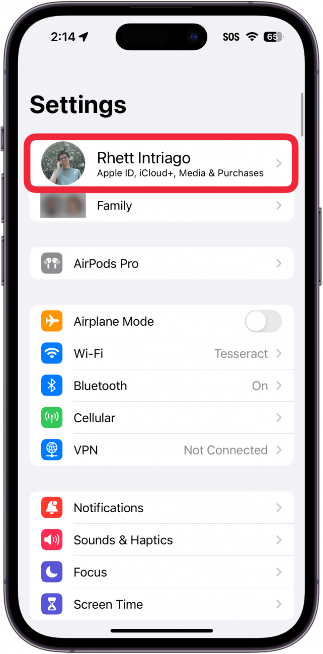iPhone -Einstellungen mit einem roten Box um Apple ID oben im Menü