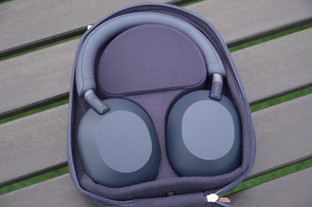 Sony WH-1000xm5 im Carry Case