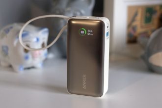 Diese tragbare Power Bank mit einem eingebauten Kabel ist jetzt
