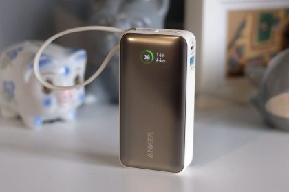 Diese tragbare Power Bank mit einem eingebauten Kabel ist jetzt