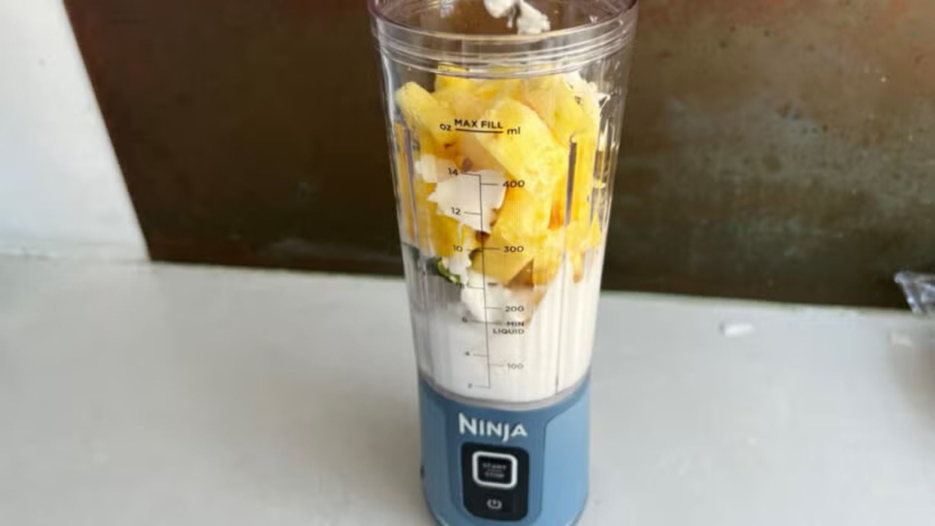 Machen Sie Smoothies unterwegs mit Ninjas ermaessigter tragbarem