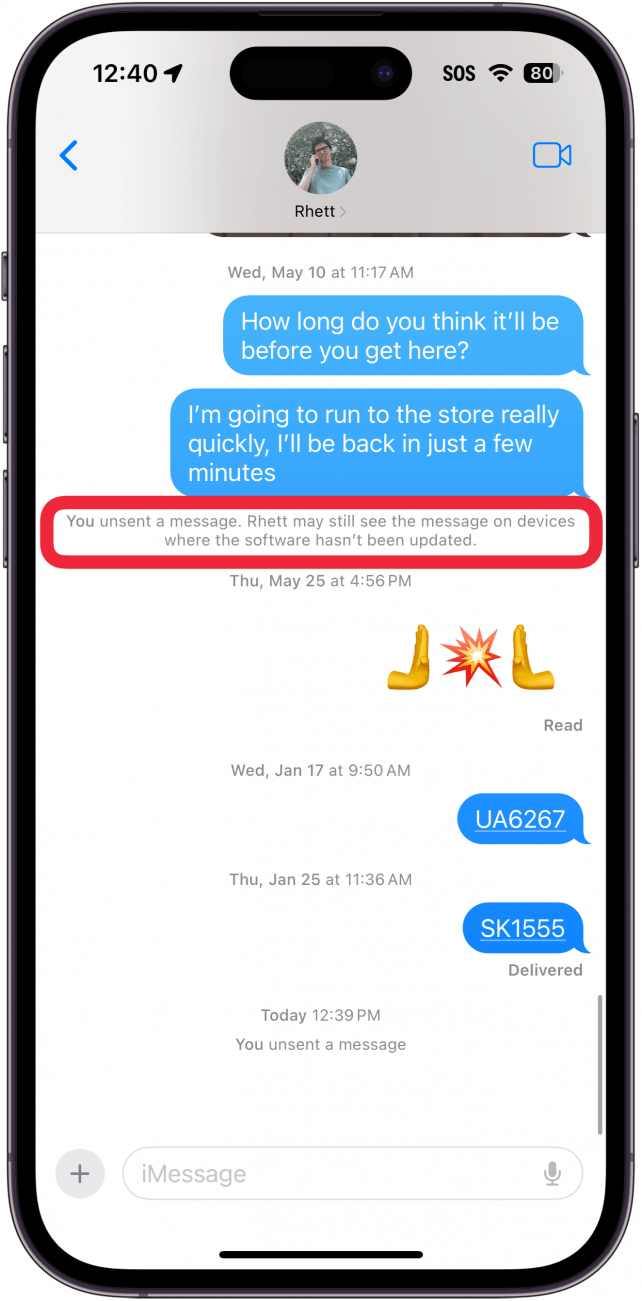 iPhone iMessage Gespräch mit einer roten Box um eine Nachricht, in der heißt: "Sie geben eine Nachricht nicht ab. Rhett sieht möglicherweise immer noch die Nachricht auf Geräten, auf denen die Software nicht aktualisiert wurde."