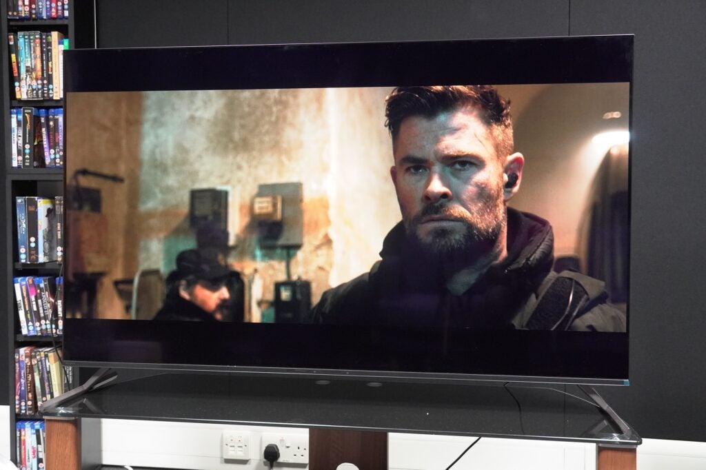 Sony XR-55A80L-Fernseher mit hochauflösender Filmszene.