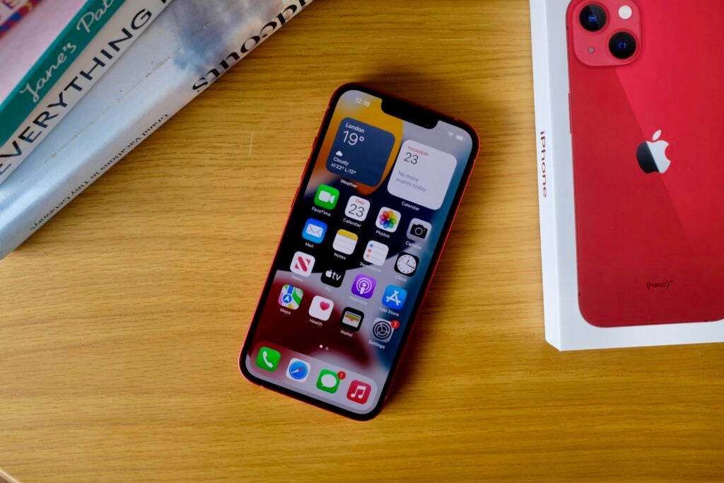 iphone 13 al lado de la caja