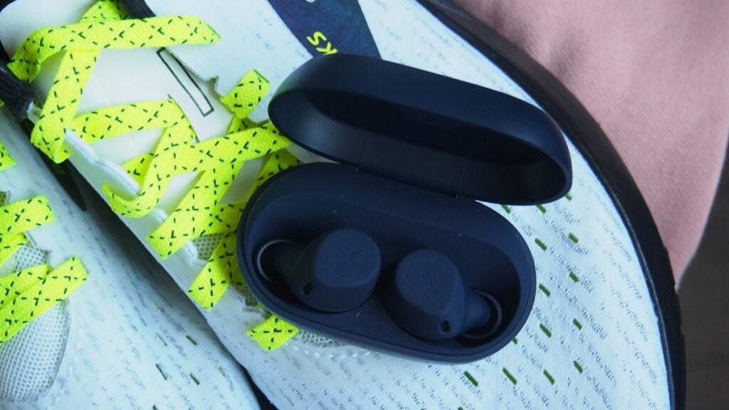 Auriculares Jabra Elite 7 Active en un entrenador