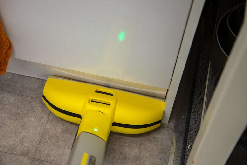 Karcher EWM 2 limpiando hasta el borde