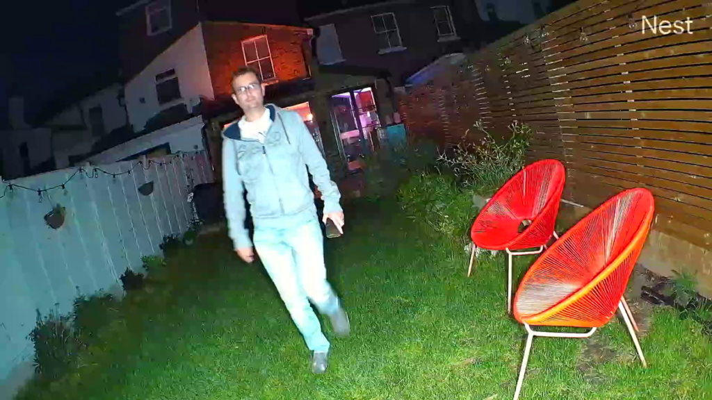 Muestra nocturna de Nest Cam con Floodlight (con cable)