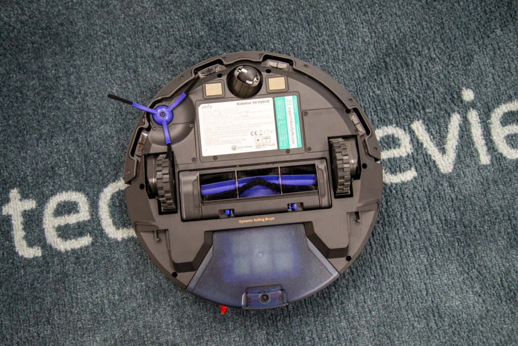 Eufy Robovac X8 Hybrid debajo