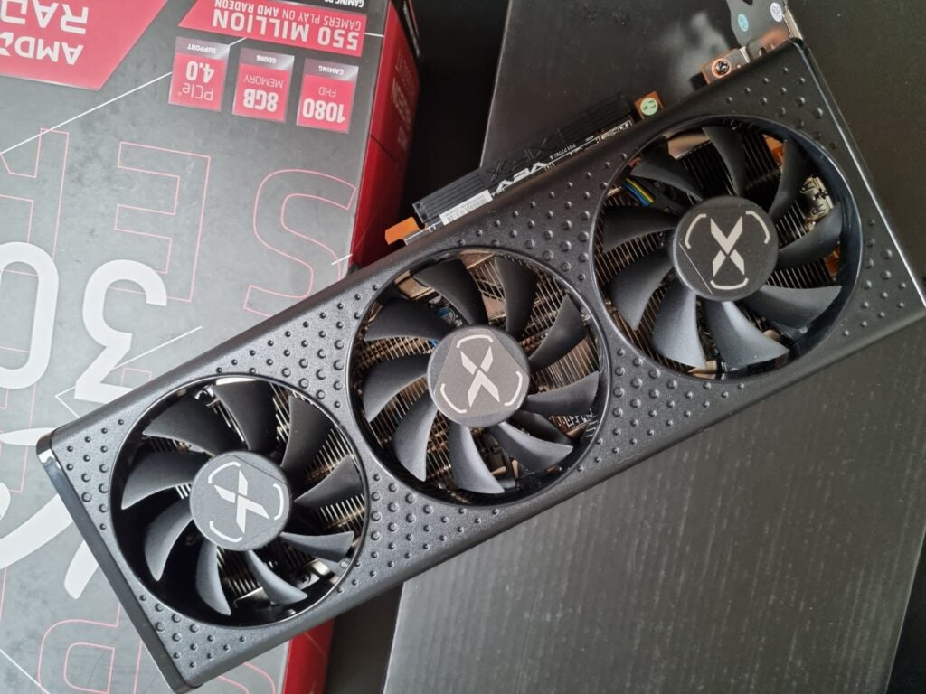 AMD Radeon RX 6600 XT fuera de la caja
