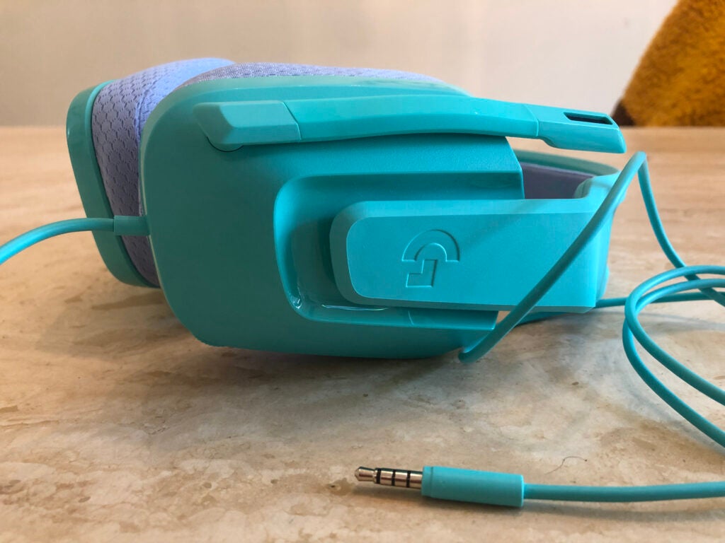 Primer plano de Logitech G335 en el auricular