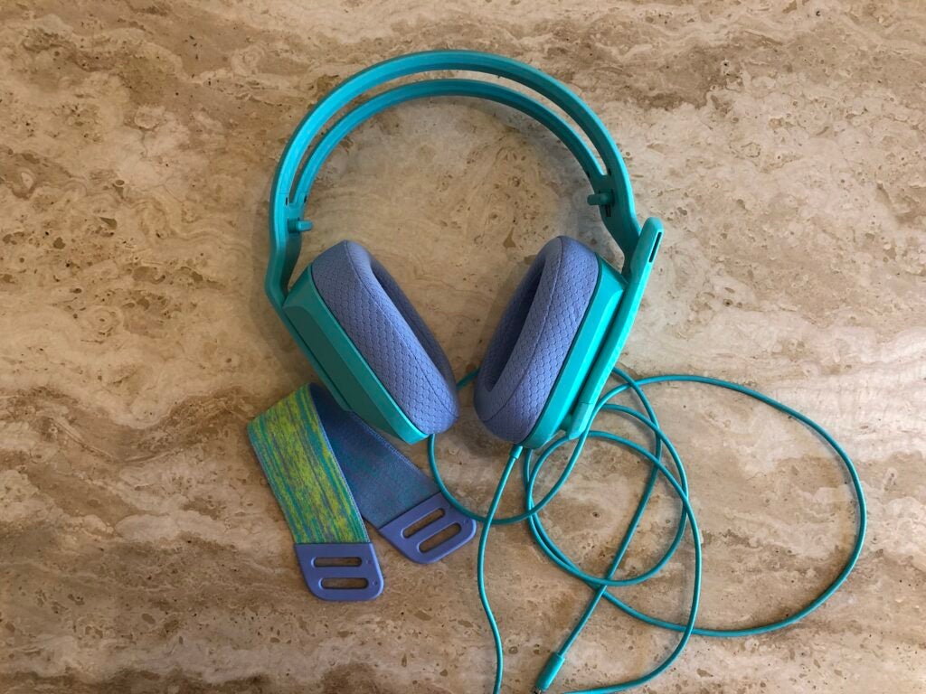 Logitech G335 con cinta para la cabeza