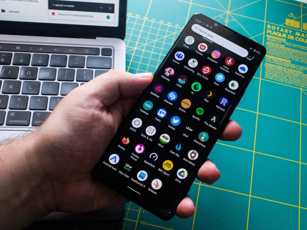 Sony Xperia1III desplazándose por las aplicaciones