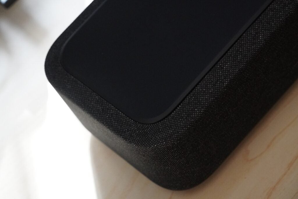 Detalle del diseño de la barra de sonido Denon Home Sound Bar 550