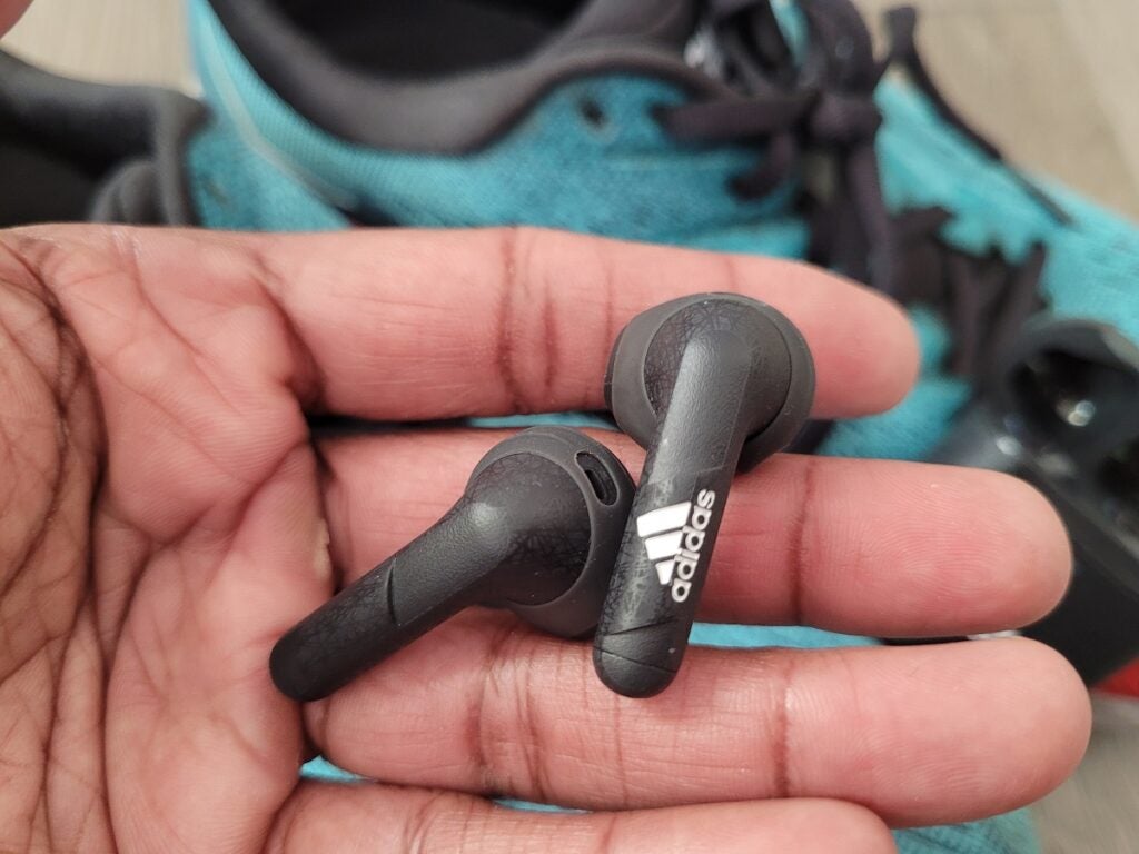 Auriculares Adidas ZNE 01 en la mano
