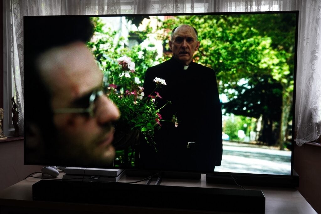 TV que muestra contenido de alta definición con Mi Box S.