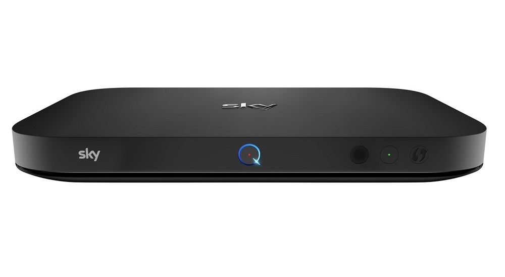 Una caja Sky Q negra nueva colocada sobre un fondo blanco.