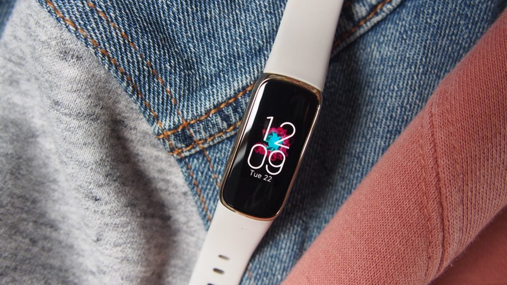 Fitbit Luxe tiene una pantalla a color