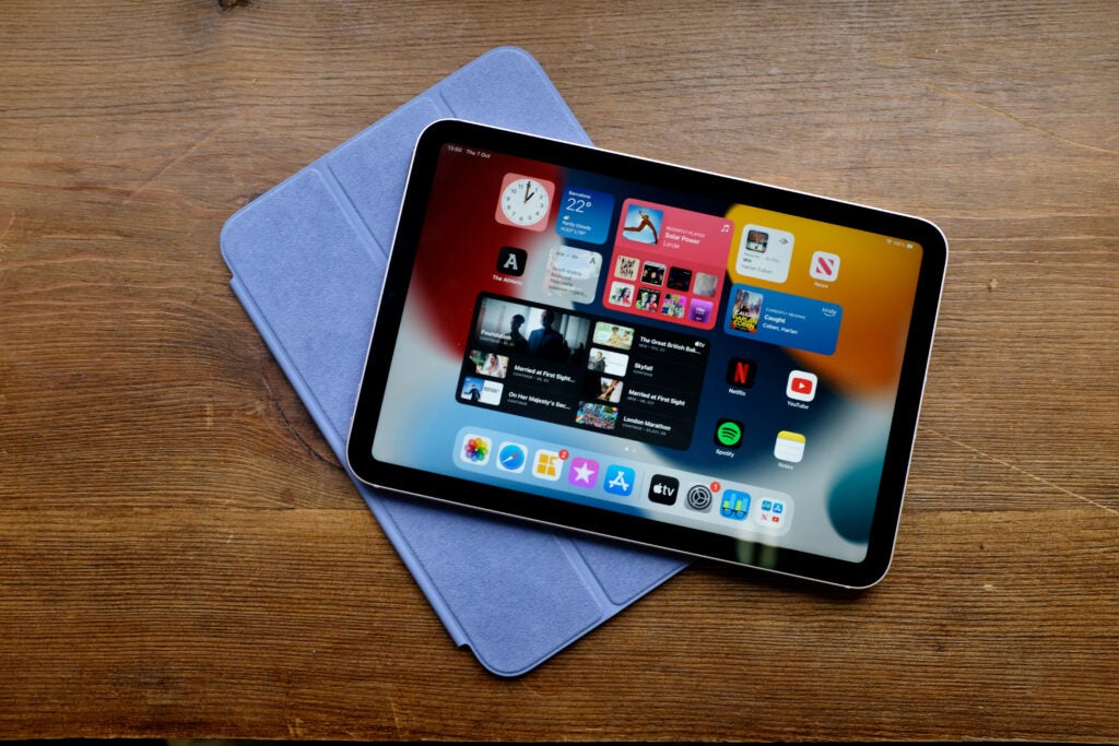 ipad mini 6 frontal con estuche