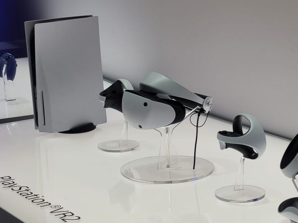 PlayStation VR 2 junto a PlayStation 5