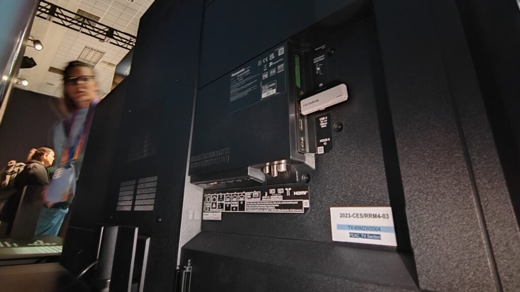 Panasonic MZ2000 trasera