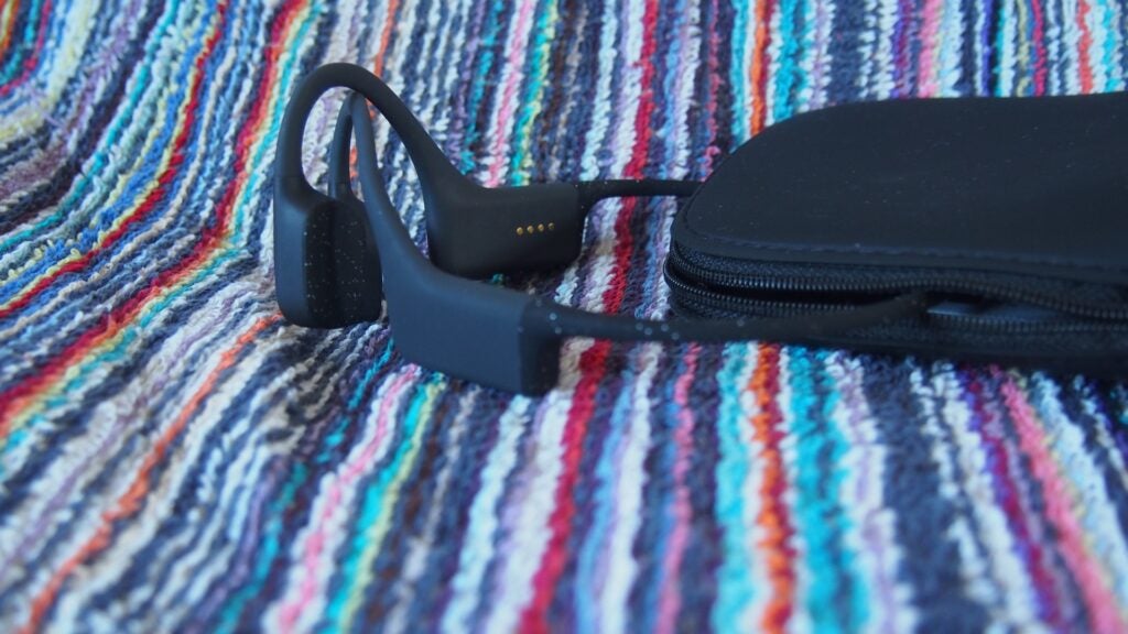 Shokz OpenSwim junto al estuche