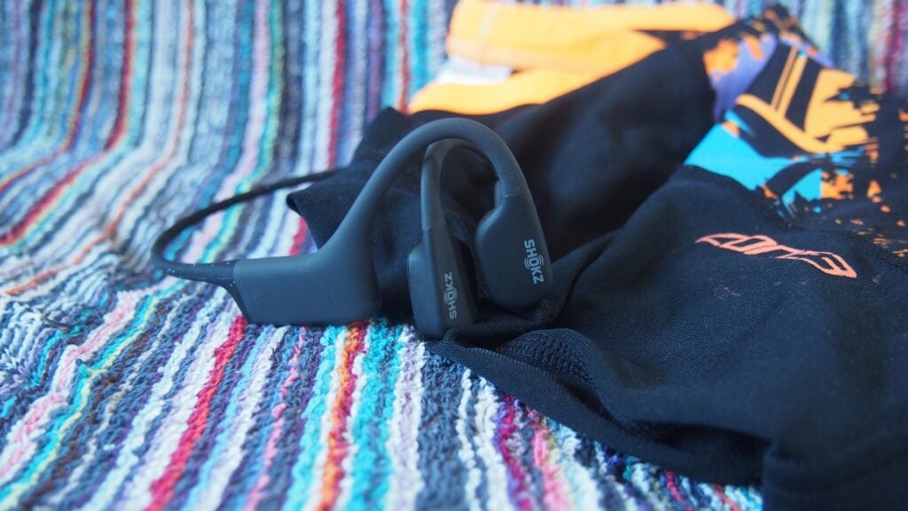Shokz OpenSwim junto a un saltador deportivo