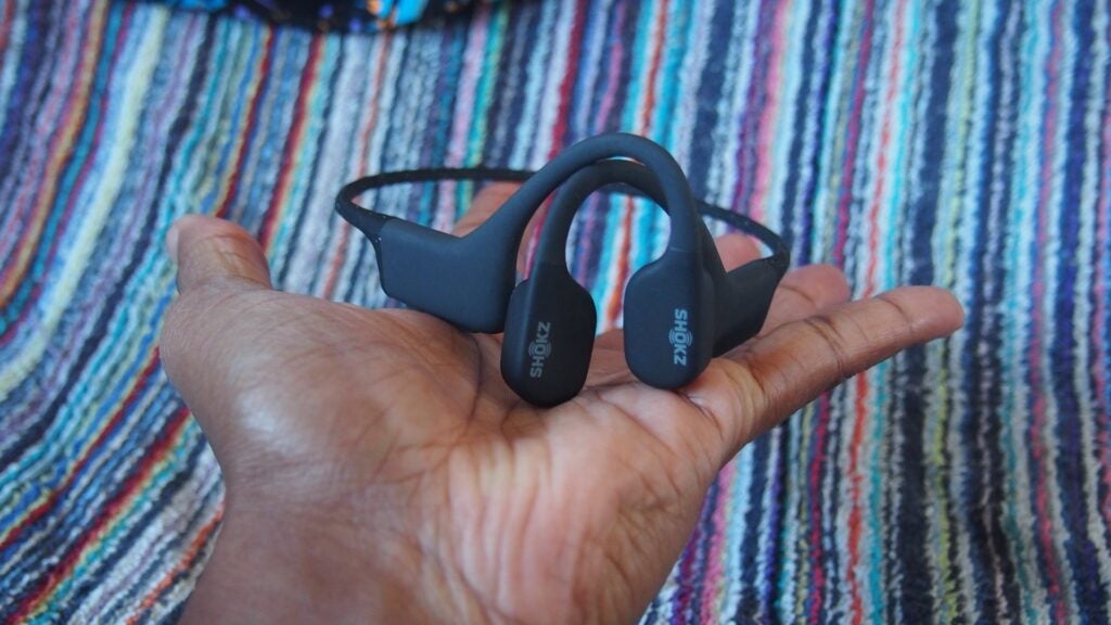 Shokz OpenSwim en la mano del revisor