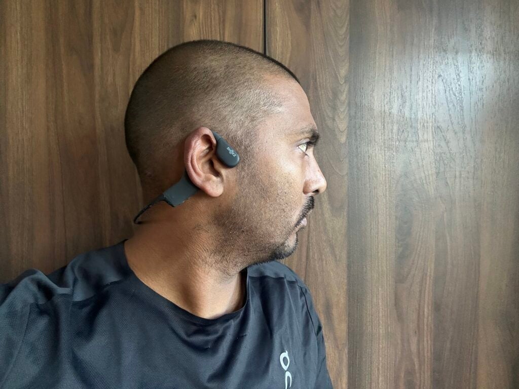 Shokz OpenSwim usado por un crítico