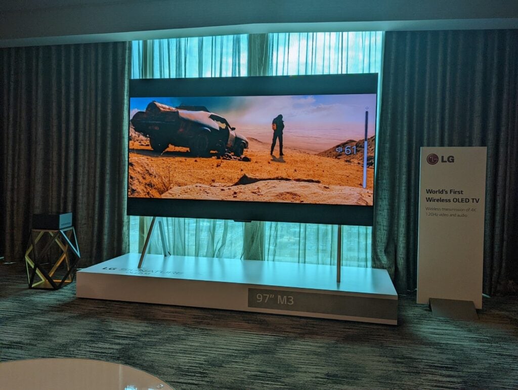LG M3 OLED Furia en la carretera