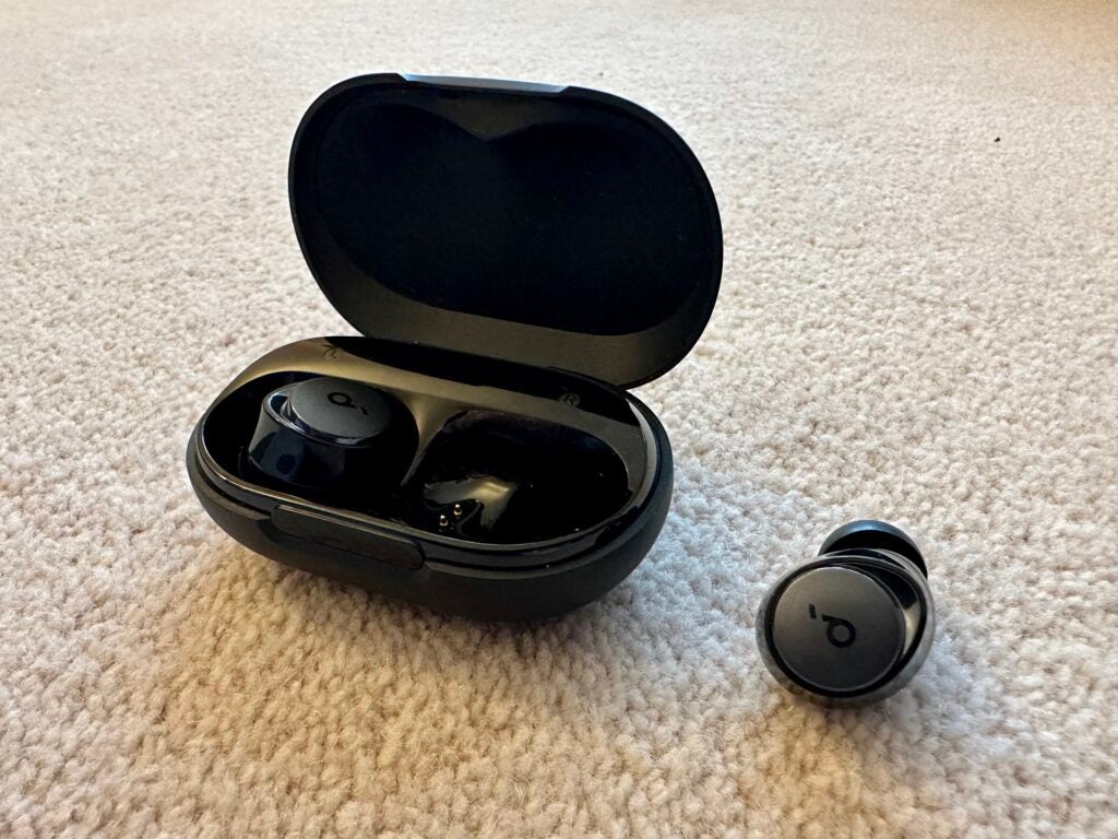 Auricular Anker Soundcore Space A40 fuera del estuche