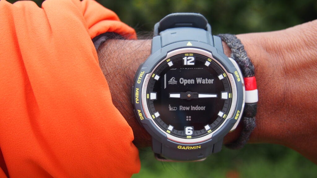 Garmin Instinct Crossover en la muñeca