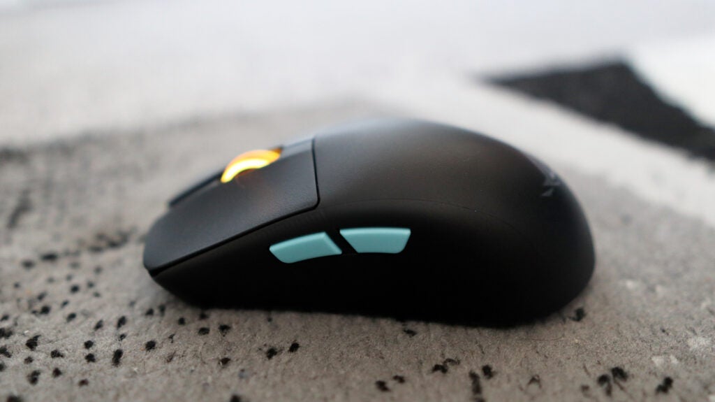 El Asus ROG Harpe Ace Aim Lab Edition visto desde un lado