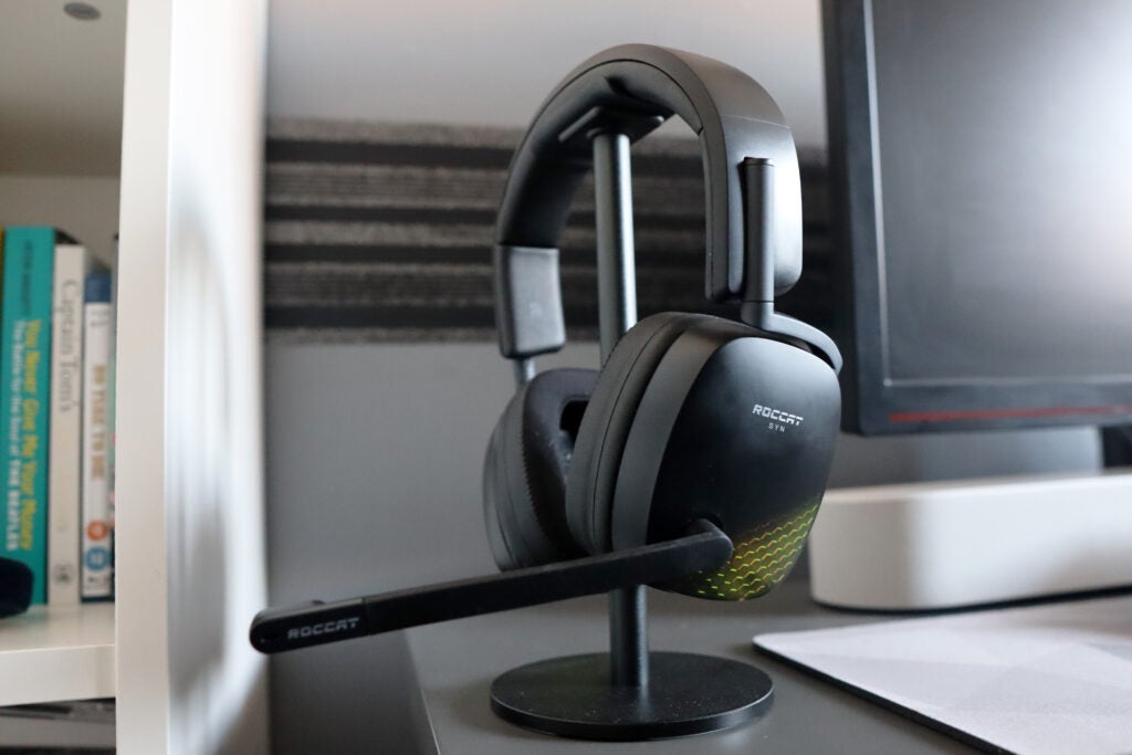 El Roccat Syn Max Air en un soporte para auriculares