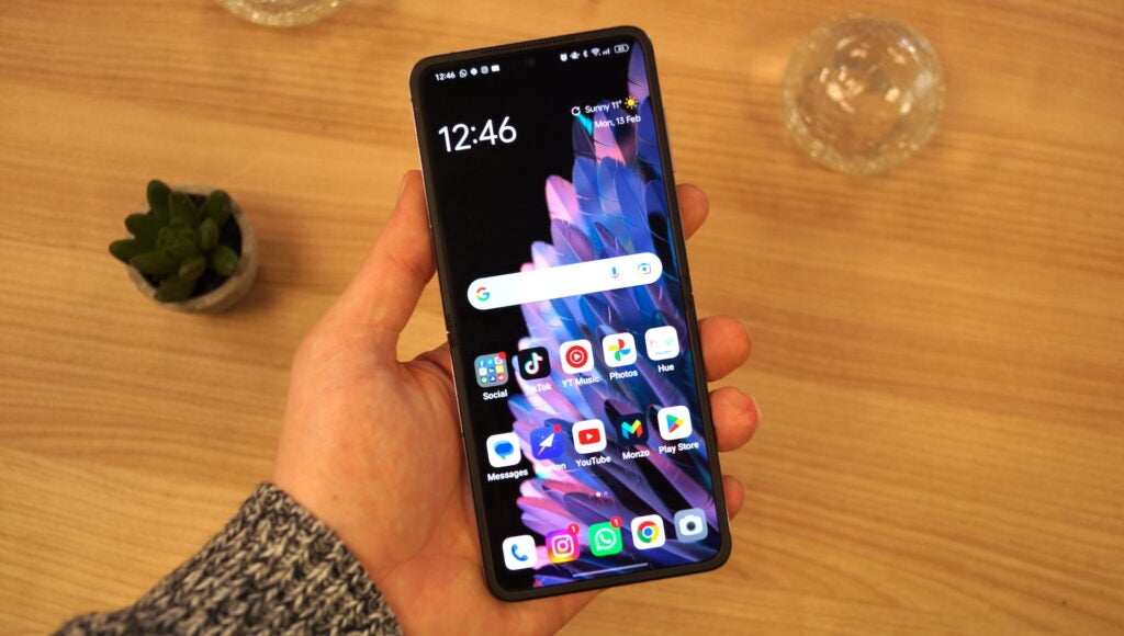 Oppo Find N2 Flip en la mano