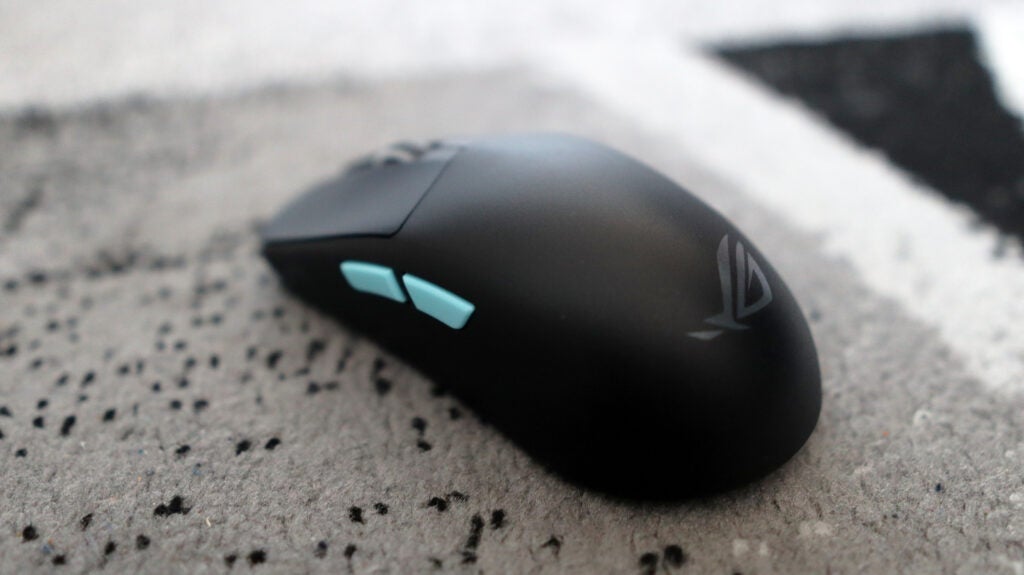 El Asus ROG Harpe Ace Aim Lab Edition en un escritorio
