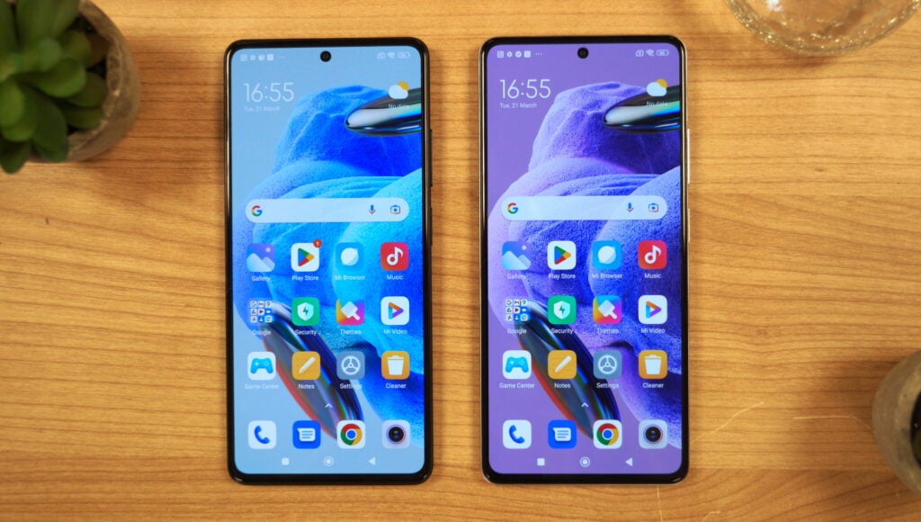 Xiaomi Redmi Note 12 Pro 5G y Note 12 Pro Plus 5G sobre una mesa